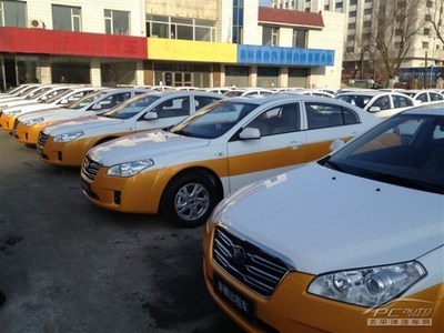 奔騰B50出租車強(qiáng)勢入駐邢臺瑞騰4S店 引領(lǐng)出租行業(yè)新潮流